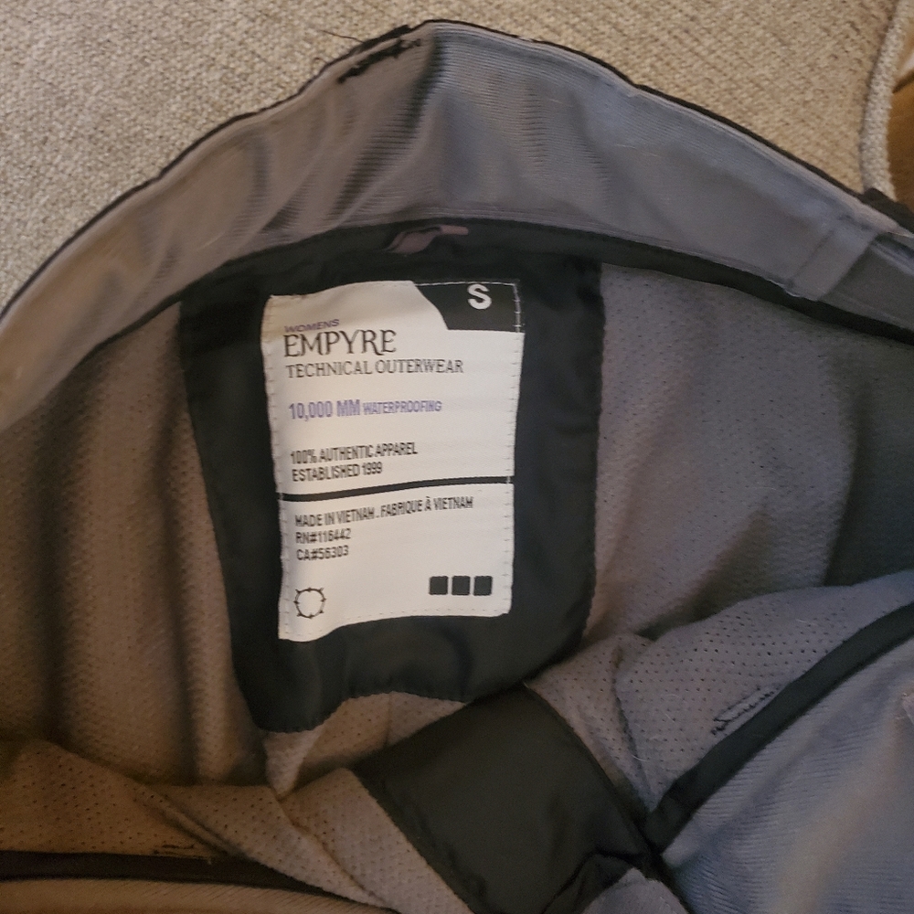 Womens Empyre snowboard pants, black size small